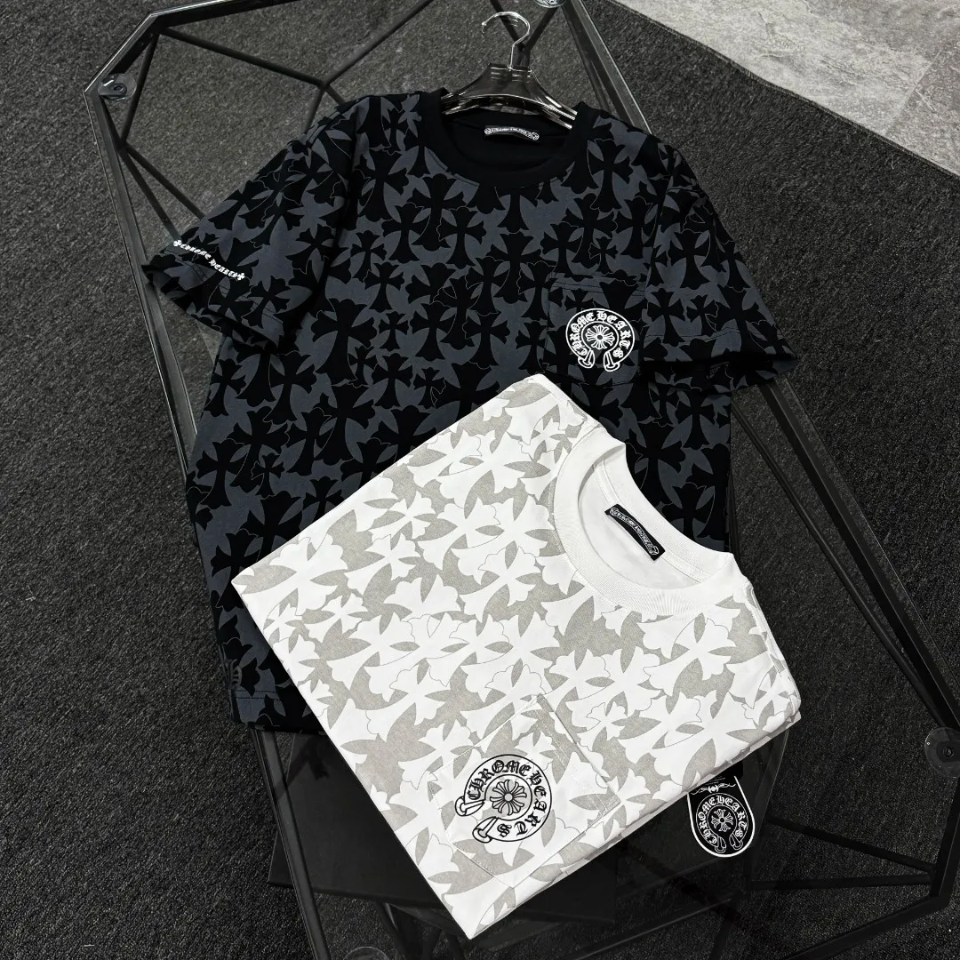 P180 Chrome Hearts 25 high-end versions. The fabric is made of 300 grams of high-density pure cotton. It does not deform or shrink. It has three labels. It is the same style for men and women. Technology: all-over printing + digital printing. Color: white, black. SIZE: S-XL.